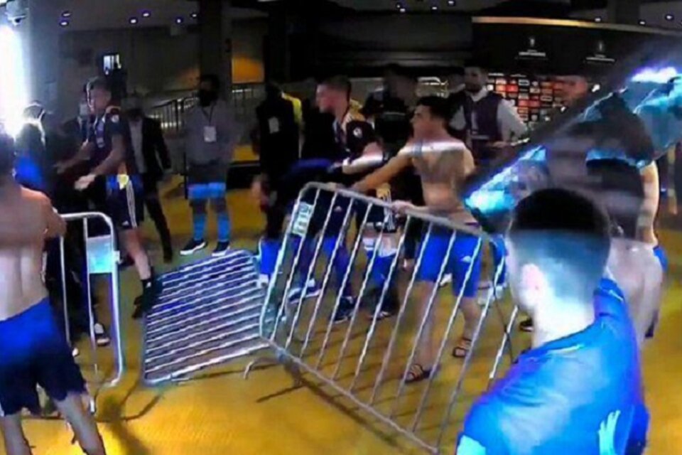 Los jugadores de Boca tiran las vallas contra las fuerzas de seguridad del estadio (Fuente: Captura de vídeo )