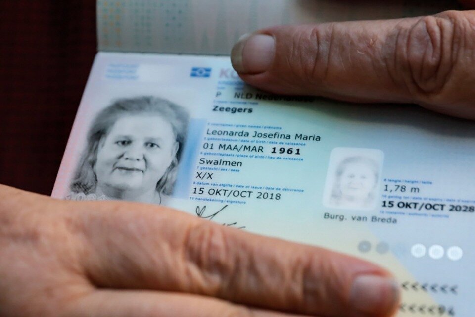 Primer pasaporte para persona transexual en los Países Bajos.  (Fuente: AFP)