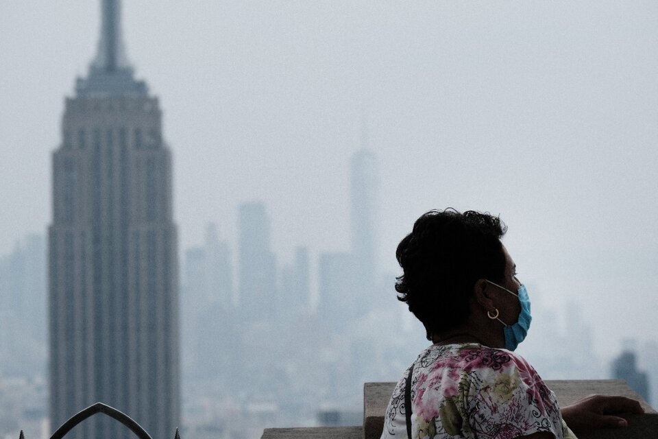 Una densa capa de humo cubre Nueva York.