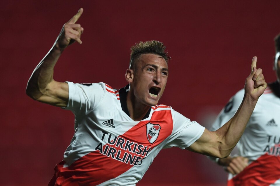 Romero grita el primero de sus goles en La Paternal (Fuente: NA)