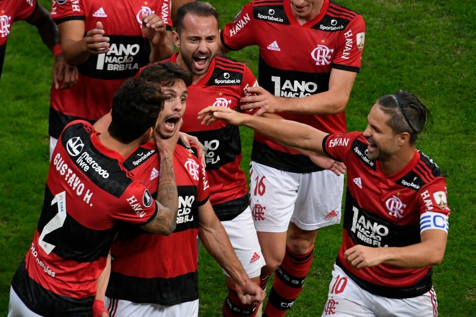 Los jugadores de Flamengo en el festejo de uno de los goles (Fuente: Fotobaires)