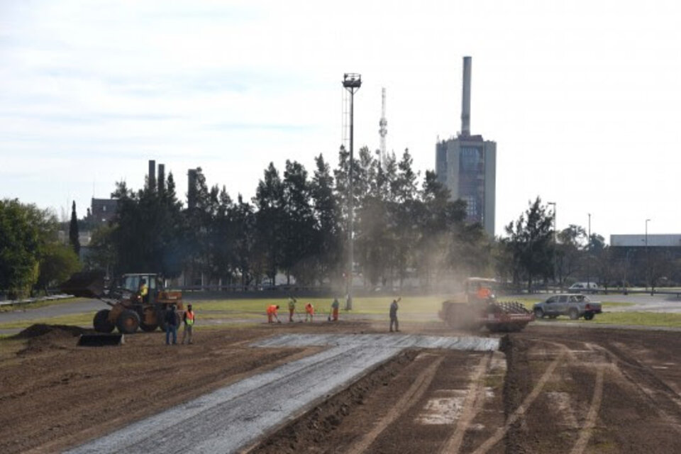 La obra se desarrolla en el predio frente al nosocomio.