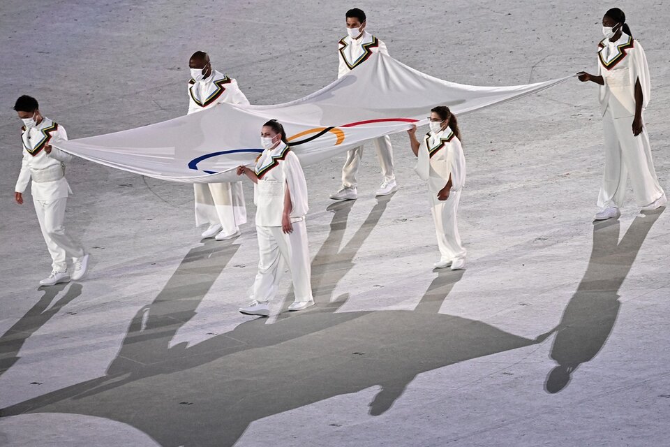 Paula Pareto, en el medio, porta la bandera olímpica. (Fuente: Télam)