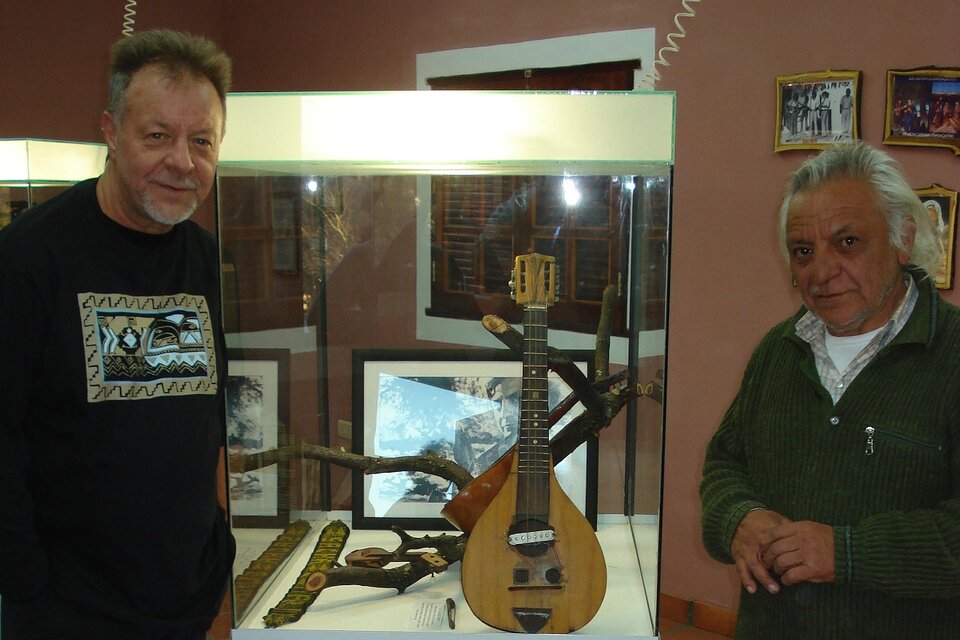 León Gieco, la sachaguitarra y Elpidio Herrera, el creador del instrumento.