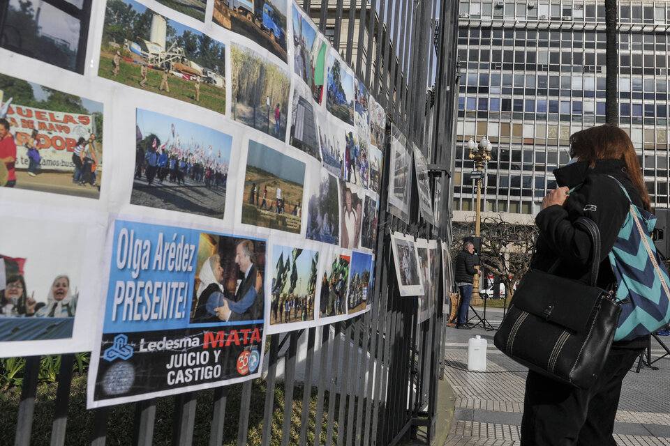 Una muestra de fotos en Plaza de Mayo homenajeó a las víctimas de Ledesma. (Fuente: Sandra Cartasso)