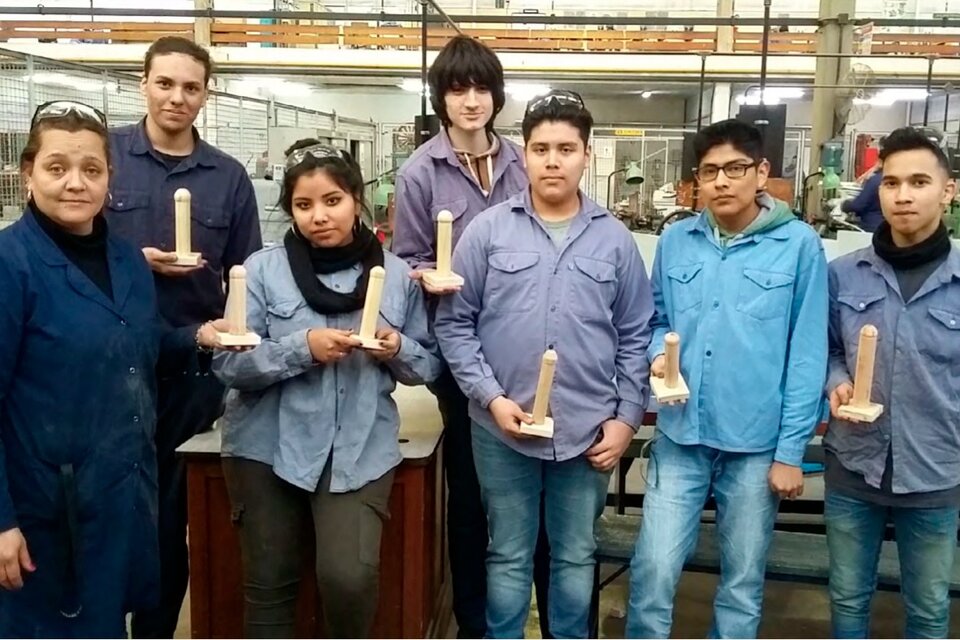 En 2017 estudiantes del Huergo hicieron penes de madera en el taller de tornería.