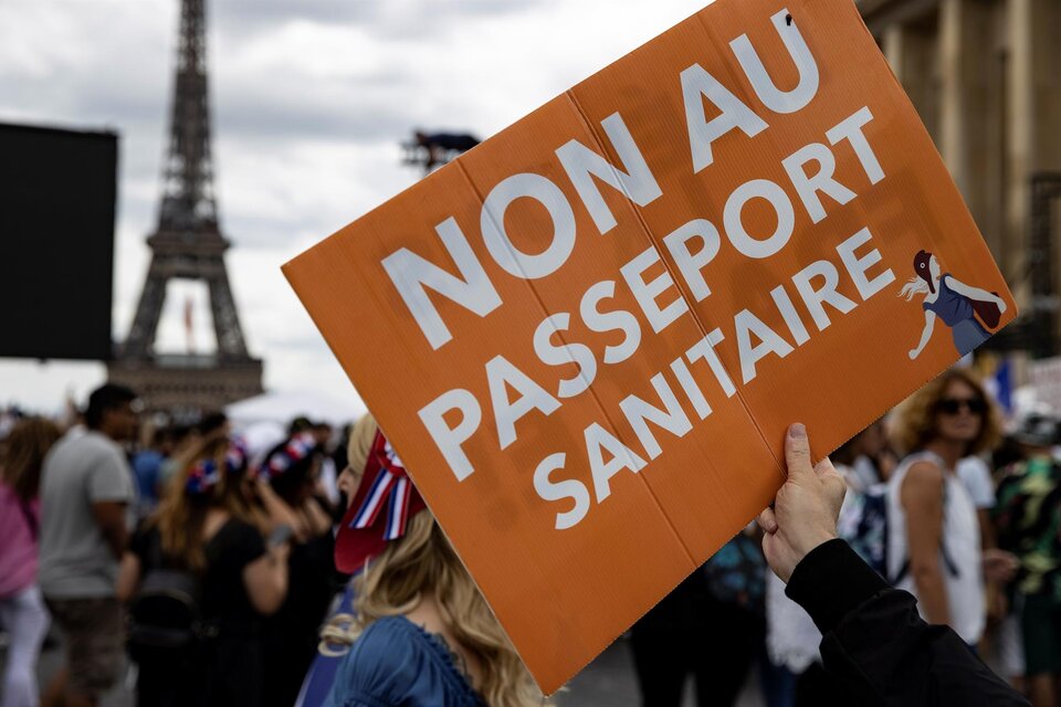 "No al pasaporte sanitario", fue uno de los lemas de la protesta en Francia. (Fuente: EFE)
