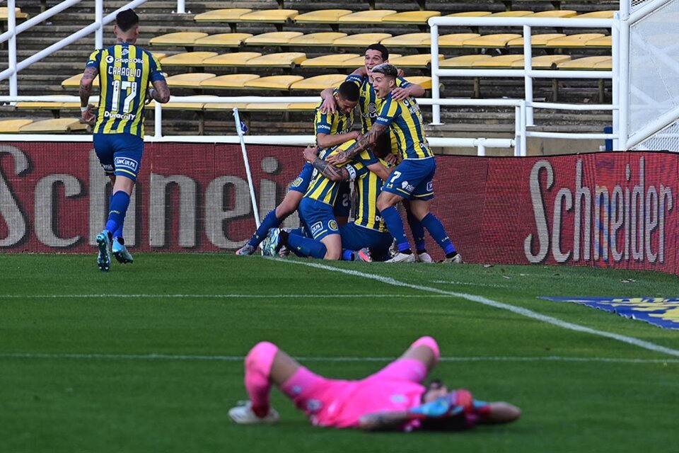 Celebración en el instante final, después de la definición con categoría de Emiliano Vecchio (abajo). (Fuente: Sebastián Granata)