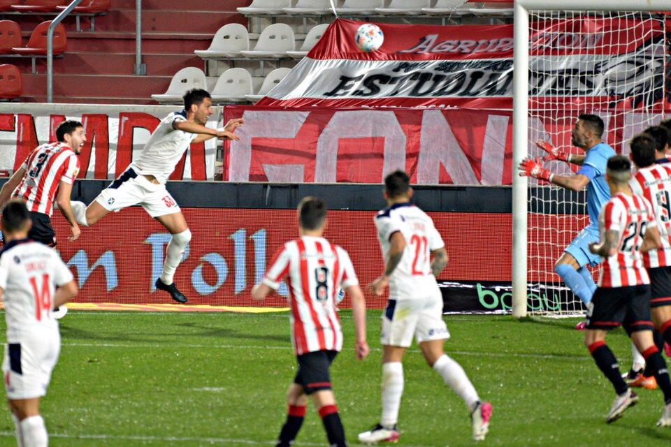 Insaurralde cabecea para marcar el único gol de la noche (Fuente: Fotobaires)