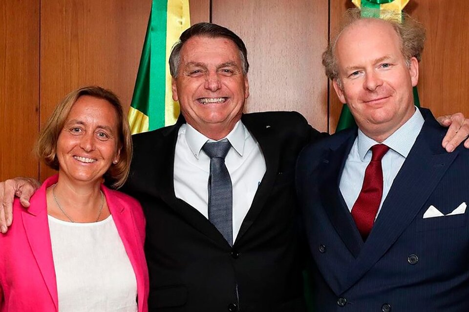 Feliz, el presidente brasileño con la delegación de la extrema derecha alemana.