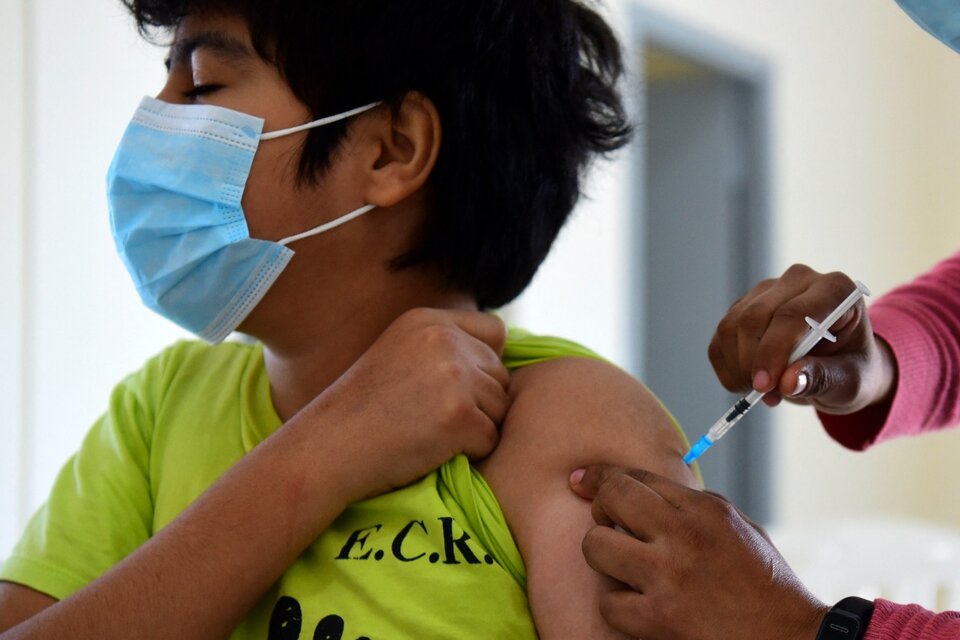 La vacuna de Pfizer es de las pocas ya aprobada para su uso en niños y adolescentes. (Fuente: AFP)