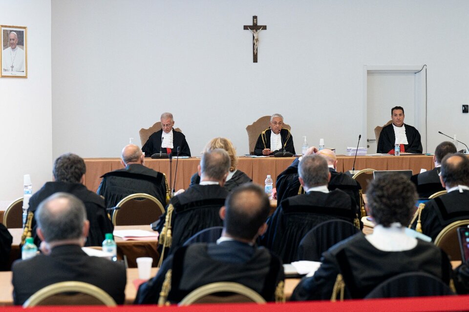 El Tribunal vaticano en acción durante  juicio al cardenal Becciu y sus presuntos complices. (Fuente: AFP)