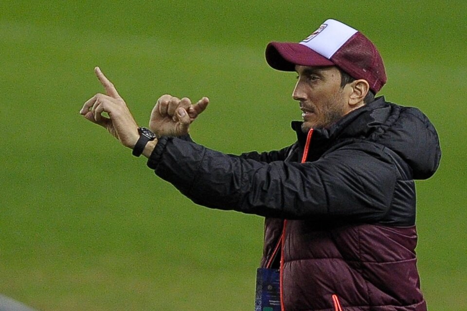 Zubeldía, entrenador del puntero Lanús (Fuente: Fotobaires)