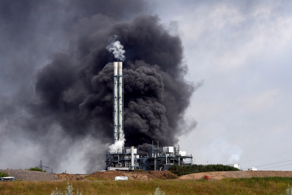 Una gran nube negra tras la explosión. (Fuente: AFP)