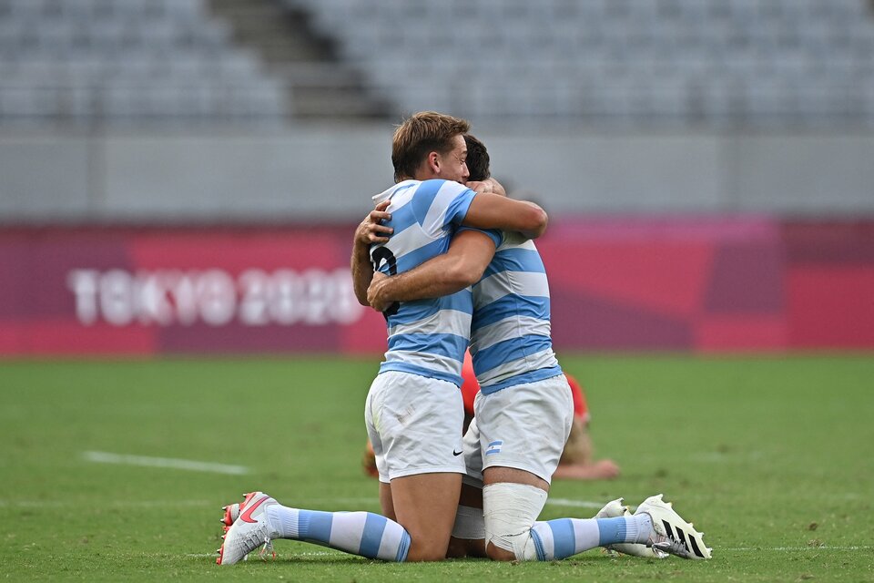 Emotivo festejo de Los Pumas 7s tras la victoria sobre los británicos (Fuente: AFP)