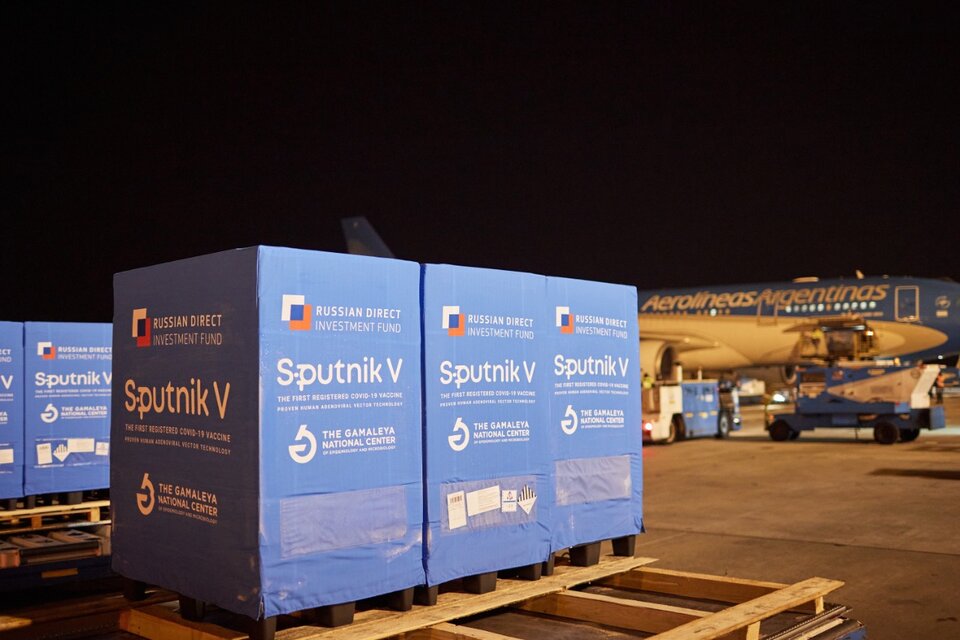 En la madrugada de este miércoles, en el vuelo de Qatar Airways QR8155, llegaron a Ezeiza 500 litros de la sustancia activa de la vacuna Sputnik V, componente 2, para su terminación en el Laboratorio Richmond.  (Fuente: Presidencia)