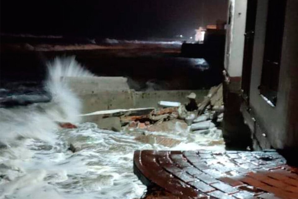El impresionante derrumbe de una casa en Mar del Tuyú por la suba de la marea y las fuertes olas