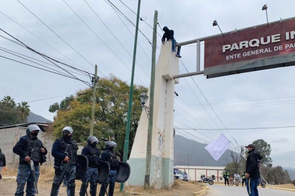 En protesta, un trabajador se subió al cartel del Parque Industrial. 