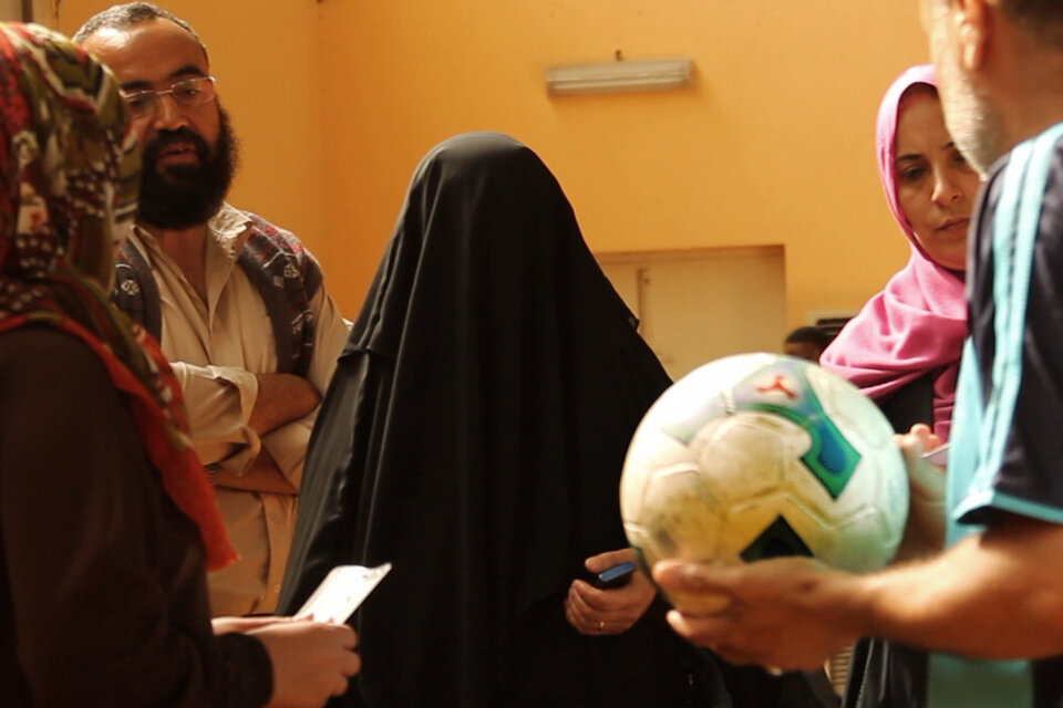 Las chicas del equipo, incluidas las más combativas, entrenan y juegan con pantalones largos y hiyab.
