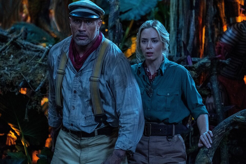 Dwayne Johnson y Emily Blunt en una selva con peligros reales y otros de fantasía. 