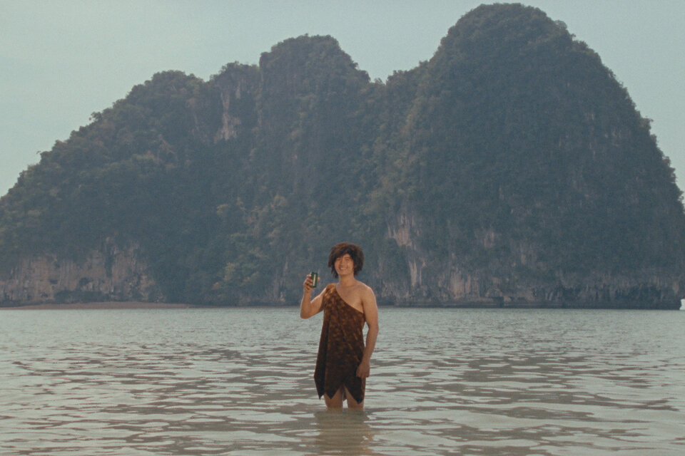 Una publicidad protagonizada por un famoso actor y cantante tailandés también forma parte del film. 