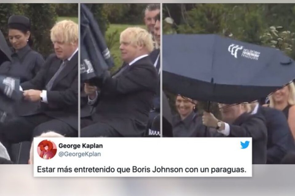 Boris Johnson hizo el ridículo al intentar abrir un paraguas.