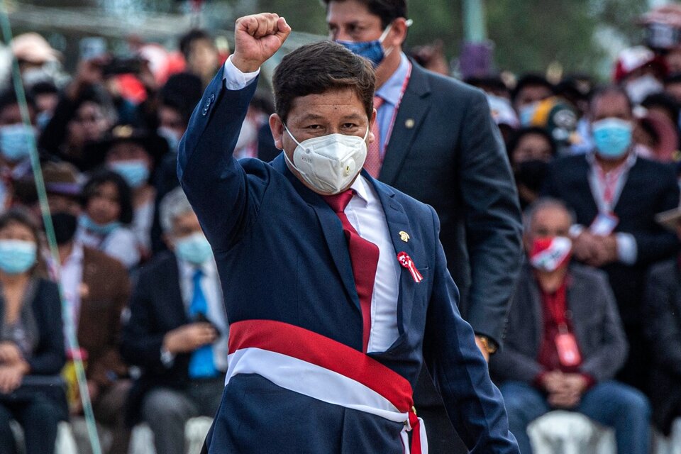 Bellido saluda con el puño en Ayacucho. (Fuente: AFP)