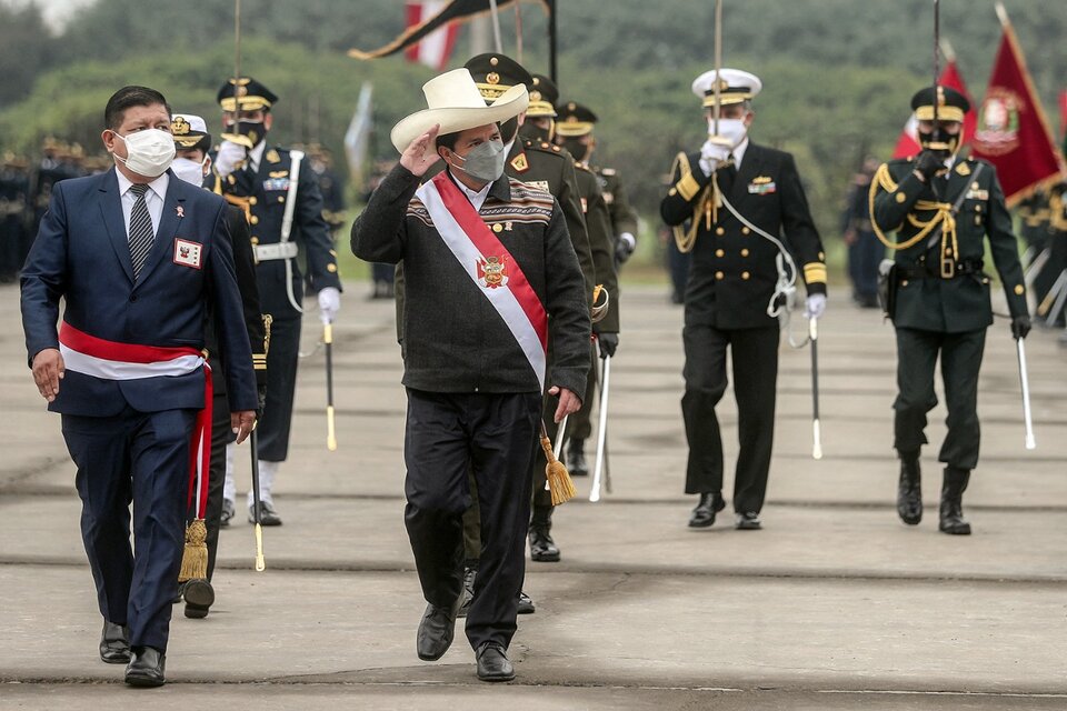 El presidente Castillo con su jefe del Consejo de Ministros, Bellido, a la izquierda. (Fuente: AFP)