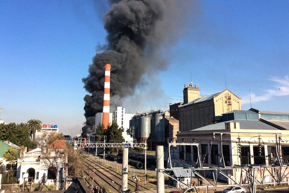 Un fuerte incendio afectó la fábrica de cervecería Quilmes (Fuente: Télam)