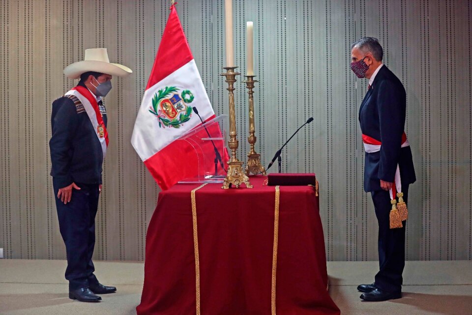 Castillo le toma juramento a Francke, quien asume como ministro de Economía (Fuente: EFE)