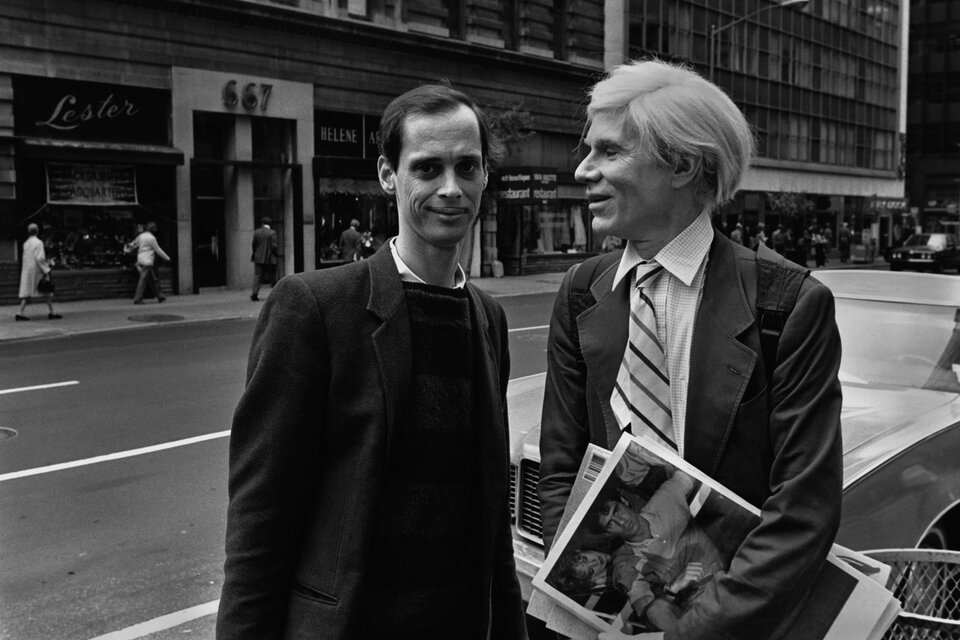 Foto de Robert J. Levin de un encuentro de Waters y Warhol que abre el capítulo dedicado al artista pop.