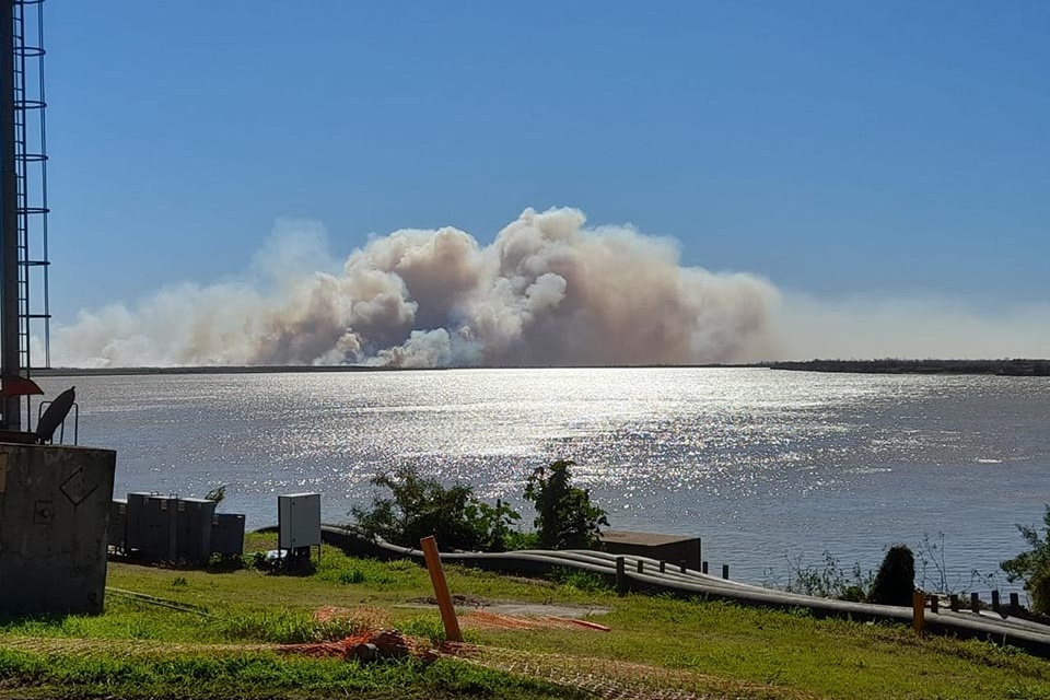 El humo por el incendio frente a Villa Constitución.