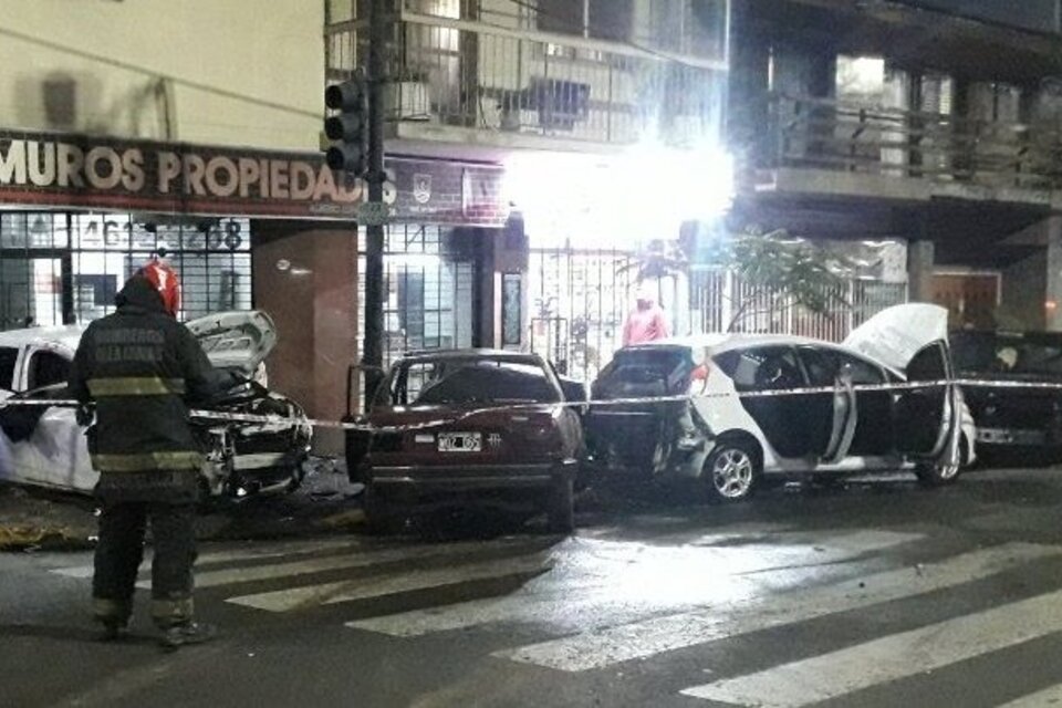 Así quedaron los autos tras el choque múltiple en Flores, en el que murió una mujer de 31 años.