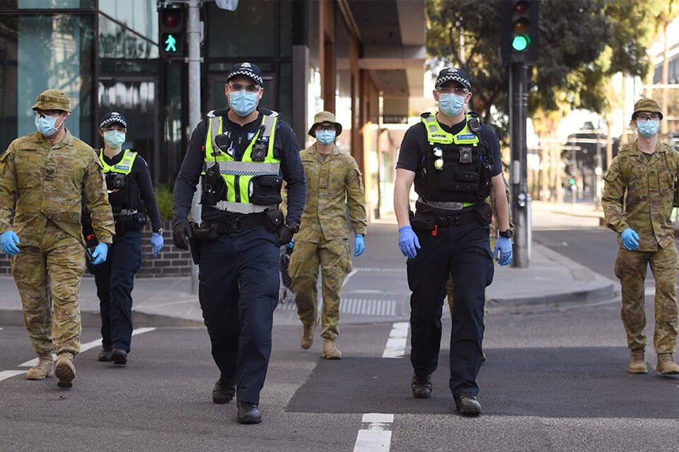 En Australia los militares se sumaron a la policía para controlar el confinamiento ante la suba de contagios de covid-19 que provocó la variante Delta. (Fuente: EFE)