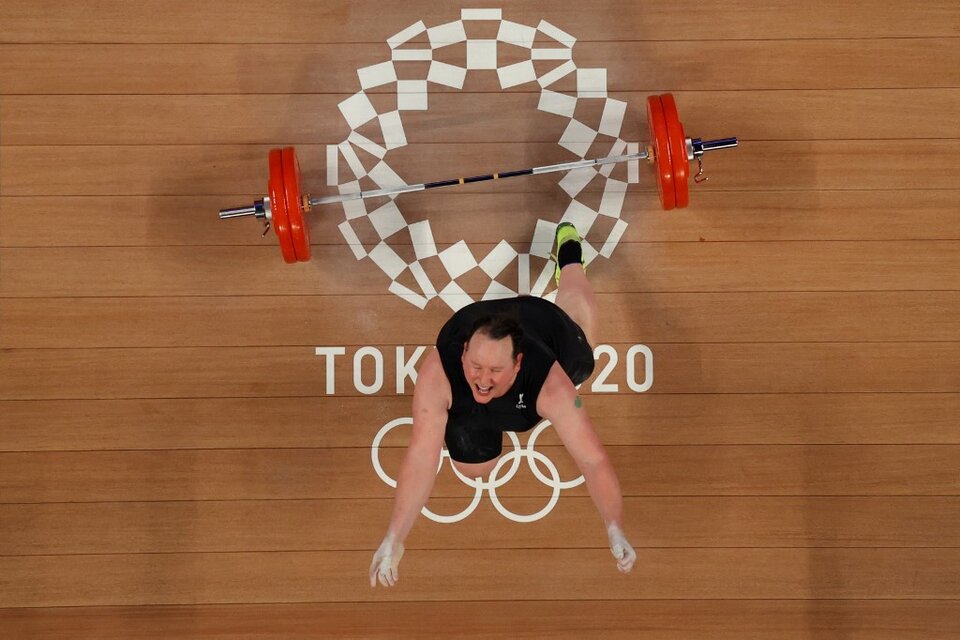 Juegos Olímpicos históricos: la pesista trans hizo su debut (Fuente: AFP)