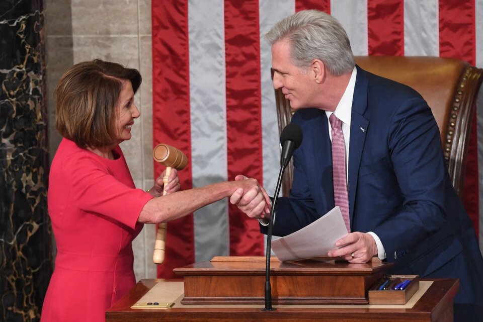 La demócrata Nancy Pelosi y el republicano McCarthy, quien fue instado a pedir disculpas o presentar su renuncia en la Cámara de Representantes.