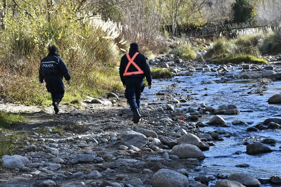 La policía realiza un rastrillaje en la zona del Dique La Huertita, a 170 km de la ciudad de San Luis. (Fuente: Prensa Ministerio de Seguridad San Luis)