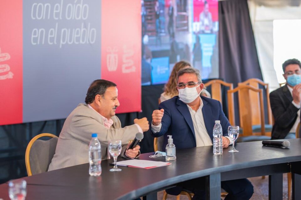 El gobernador de La Rioja, Ricardo Quintela, de saco claro.