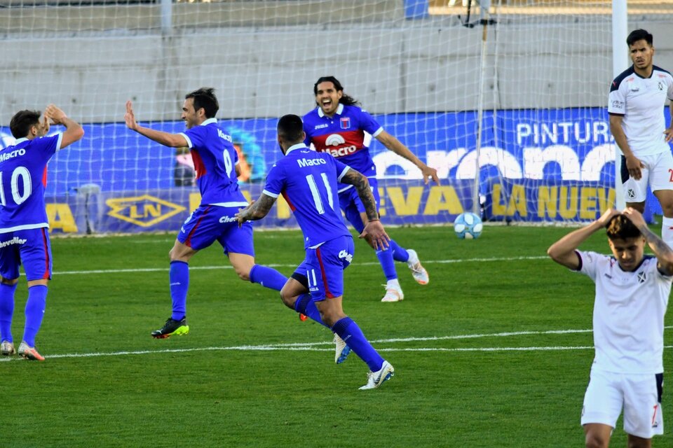 Los jugadores de Tigre festejan el segundo gol (Fuente: Fotobaires)