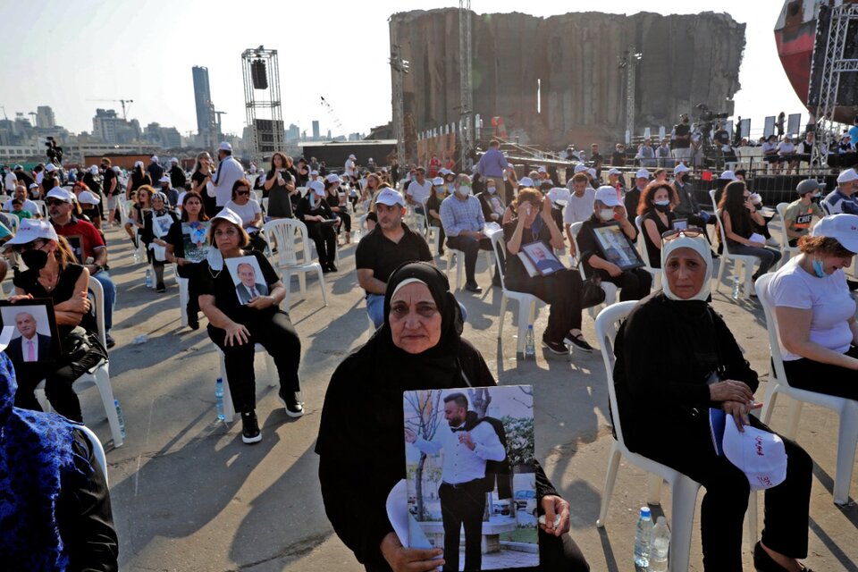 Familiares de víctimas de la explosión asisten a una misa conmemorativa en Beirut.