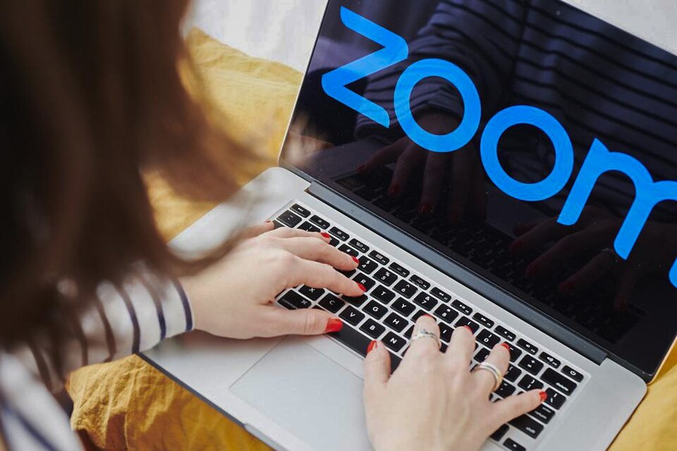 El uso de Zoom se multiplicó por la pandemia. 