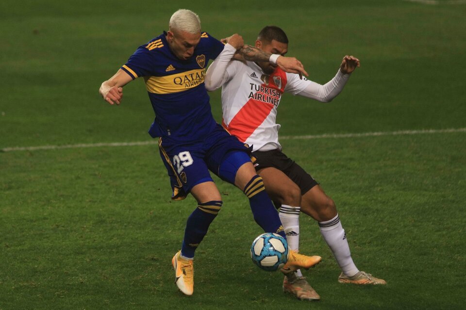Briasco lucha con Paulo Díaz por la pelota (Fuente: NA)