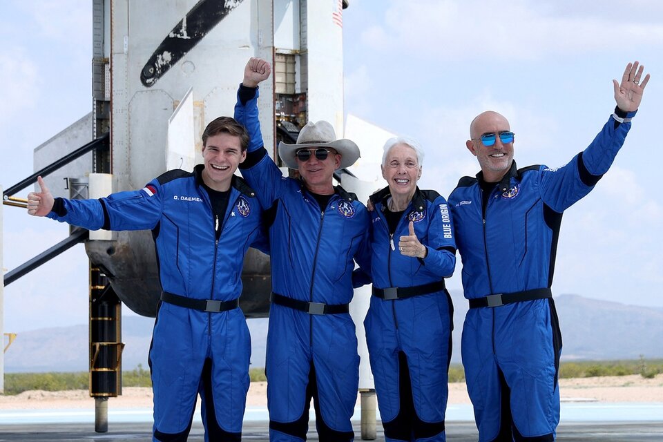 Oliver Daemen, Jeff Bezos, Wally Funk y Mark Bezos, tras su aventura en el espacio. (Fuente: AFP)