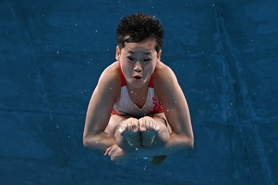 Juegos Olímpicos: tiene 14 años y fue oro con tres saltos perfectos (Fuente: AFP)