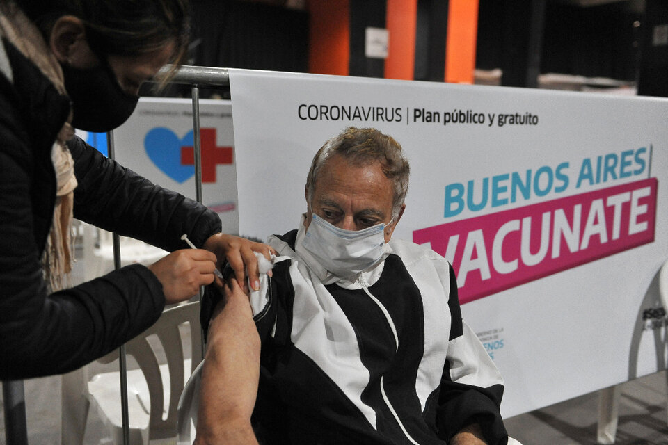 La provincia de Buenos Aires envió las primeras citaciones para los que quieran combinación de vacunas: el segundo componente de Sputnik V será reemplazado por Moderna o AstraZeneca. (Fuente: Enrique García Medina)