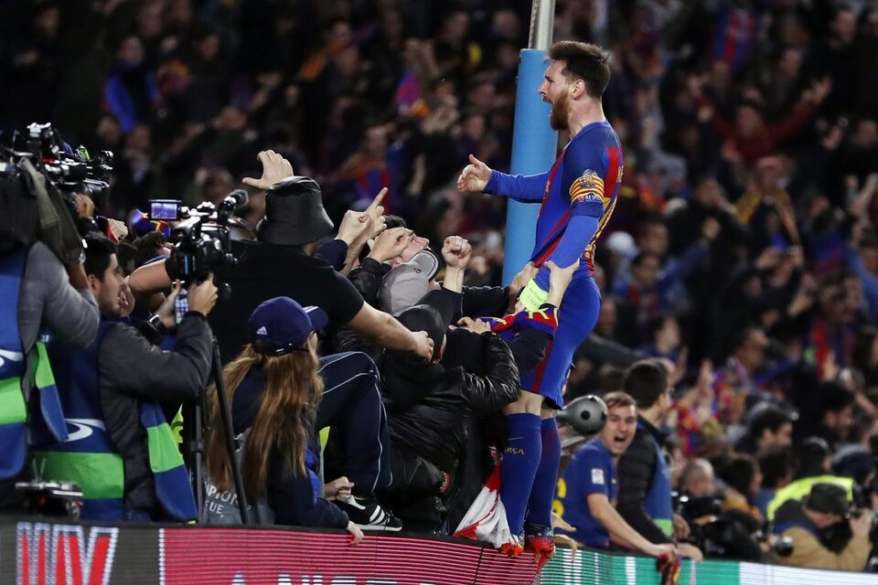 Una imagen icónica: Messi de festejo con la hinchada del Barca. (Fuente: Miguel Ruiz / FC Barcelona)
