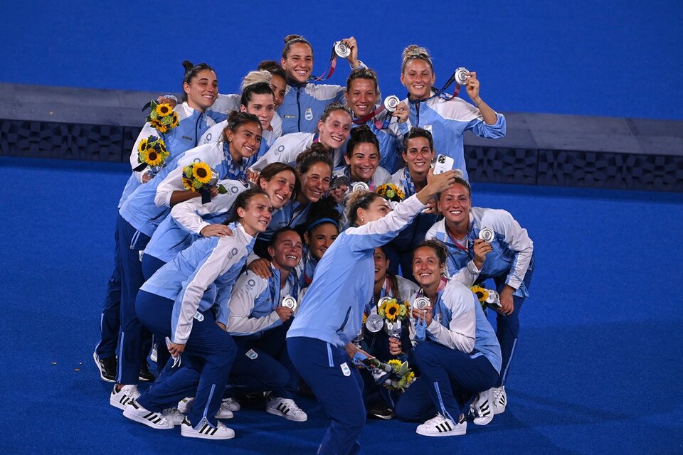 Las Leonas posan con su medalla de plata de Tokio 2020. (Fuente: AFP)