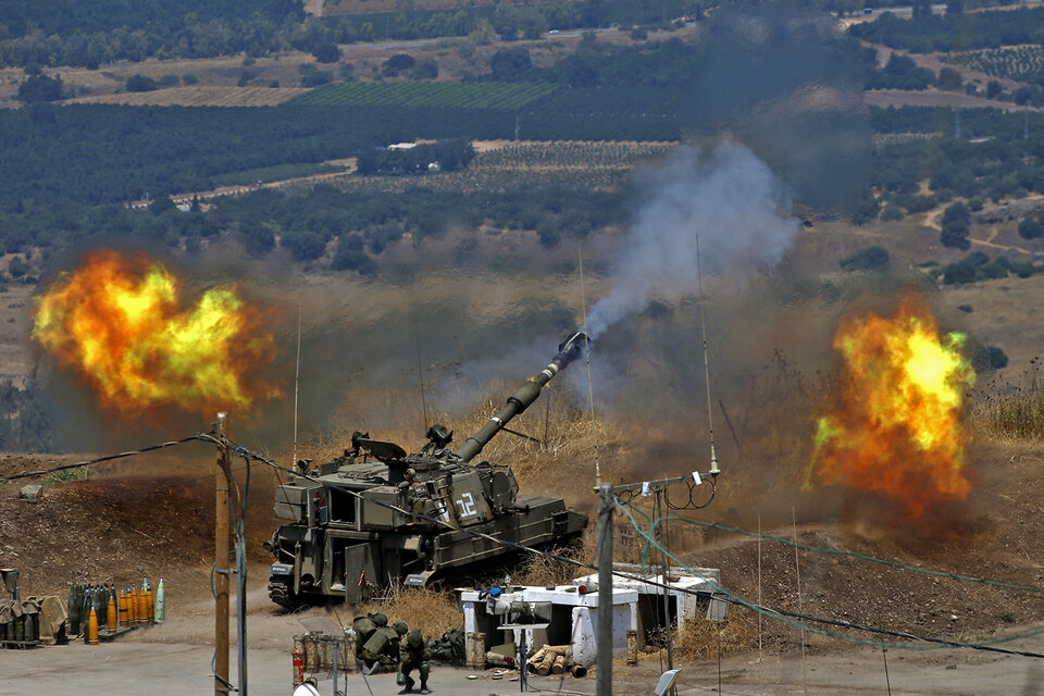 Fuerzas israelíes disparan con artillería pesada hacia objetivos en el Líbano. (Fuente: AFP)