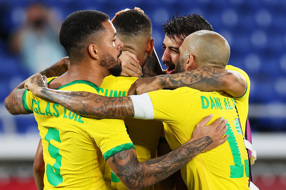 Abrazo de oro de los jugadores brasileños. (Fuente: @Tokio2020es)