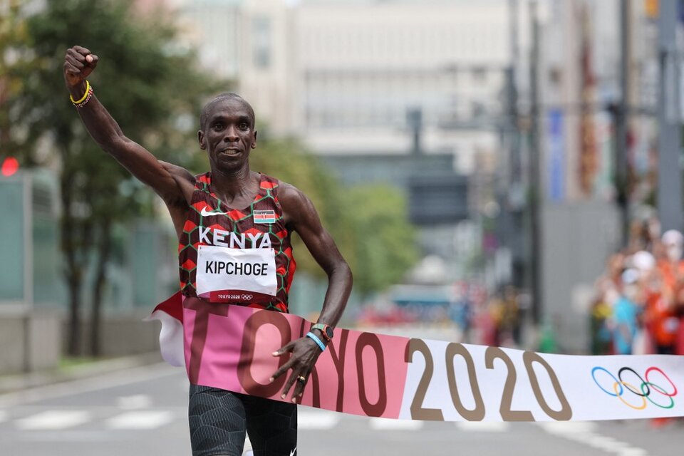 Juegos Olímpicos: el keniata Eliud Kipchoge revalidó su oro en maratón (Fuente: AFP)